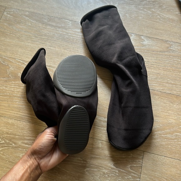 Yeezy Pods - Picture 1 of 3